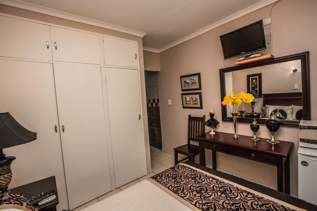 @Home Guest House Рюстенбург Экстерьер фото